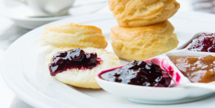 カフェ店内:季節のフルーツジャム&スコーン カフェ店内:季節のフルーツジャム&スコーン